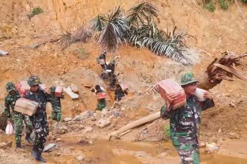 Akses Jalan Putus, Personel TNI Jalan Kaki Panggul Bantuan ke Dusun Terpencil di Tapteng