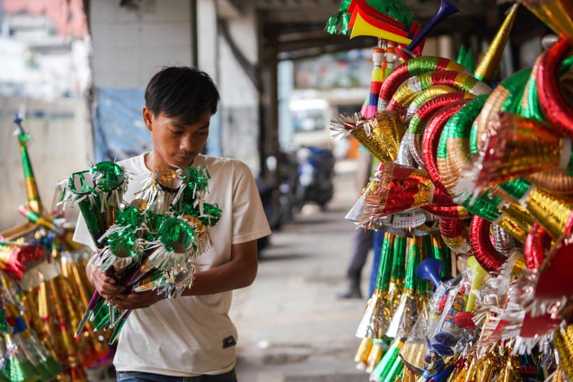 Lesu, Penjual Terompet Tahun Baru Sepi Pembeli - Bagian 4