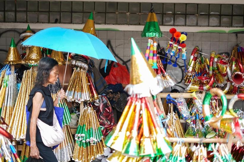 Lesu, Penjual Terompet Tahun Baru Sepi Pembeli - Bagian 5