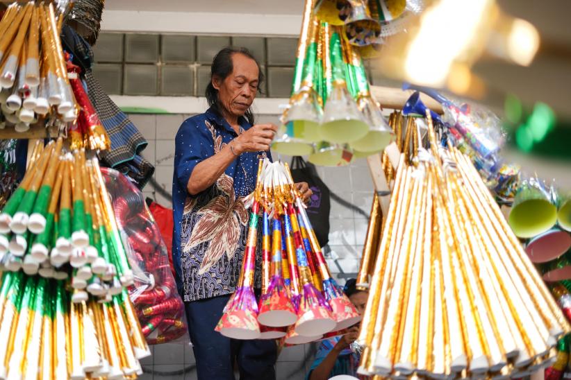 Lesu, Penjual Terompet Tahun Baru Sepi Pembeli - Bagian 3