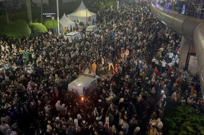Momen Ambulans Terobos Lautan Manusia saat Perayaan Tahun Baru 2026 di Bundaran HI - Bagian 4
