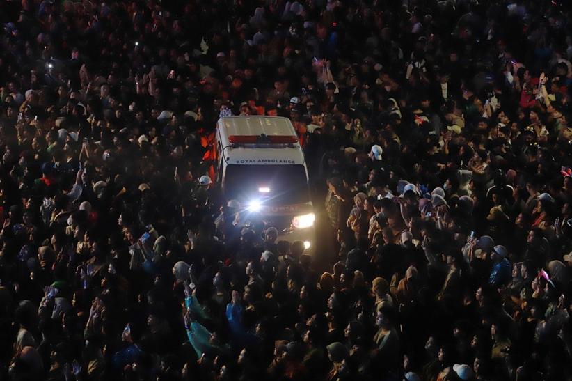Momen Ambulans Terobos Lautan Manusia saat Perayaan Tahun Baru 2026 di Bundaran HI - Bagian 2