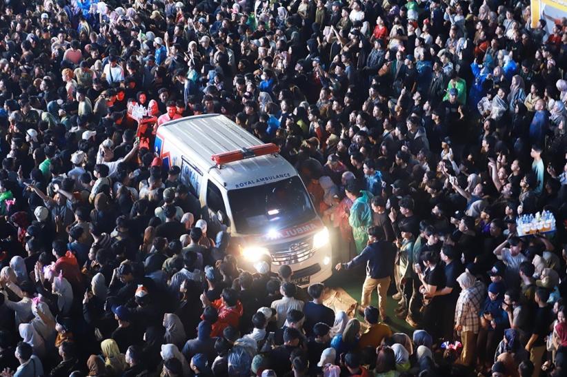 Momen Ambulans Terobos Lautan Manusia saat Perayaan Tahun Baru 2026 di Bundaran HI - Bagian 1
