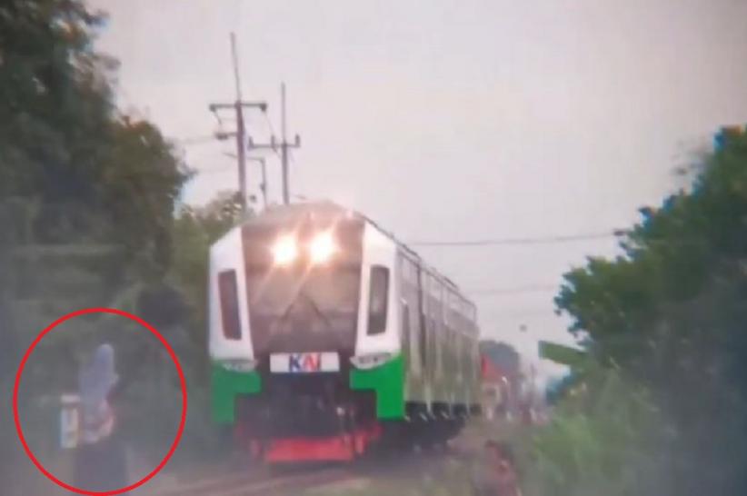 Viral Aksi Bocah Perempuan di Sidoarjo, Bercanda Adang Kereta Api di Tengah Rel