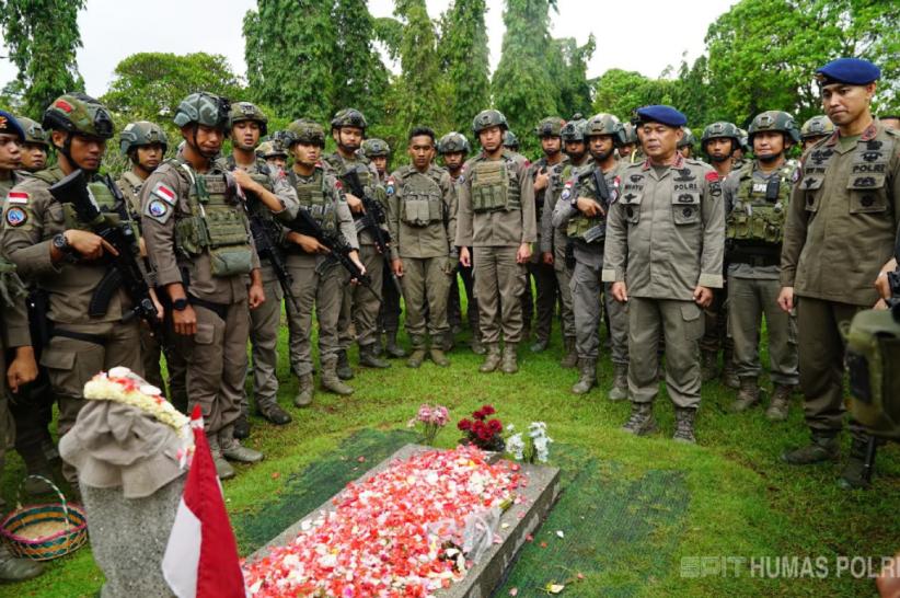 Lepas Masa Dinas, Personel Satgas Operasi Damai Cartenz Ziarah ke Makam Rekan yang Gugur