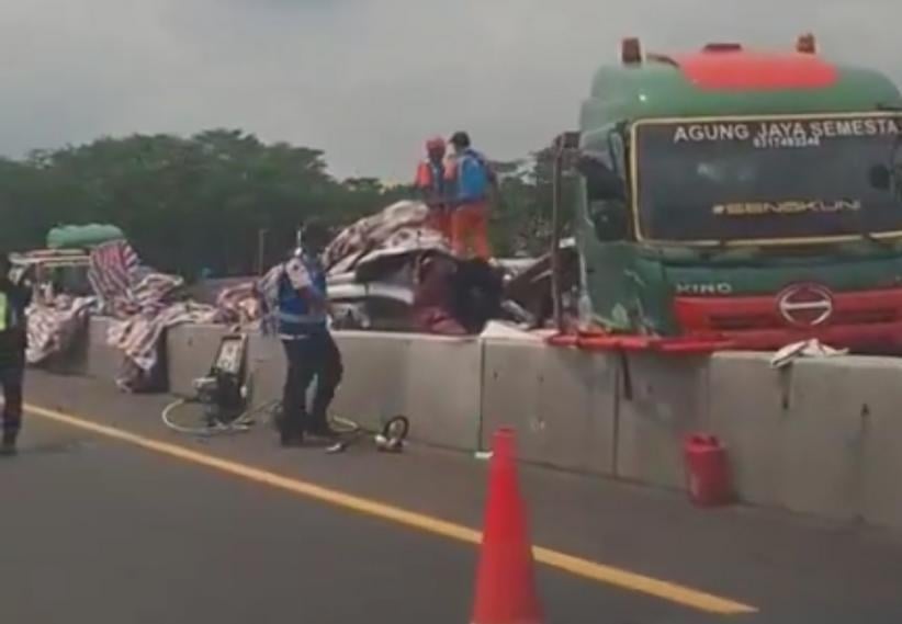 Kecelakaan Maut 3 Kendaraan di Tol Batang, 1 Tewas 5 Luka-Luka