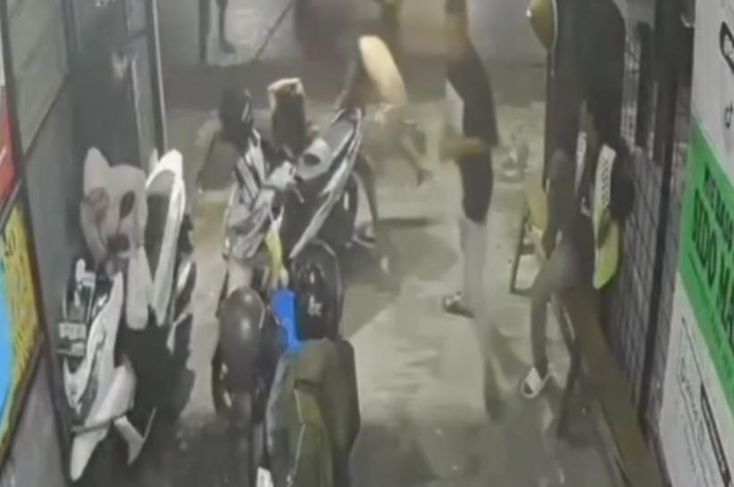 Viral! Aksi Brutal Tukang Parkir Bacok Pedagang di Bandung gegara Tak Diberi Rp10.000