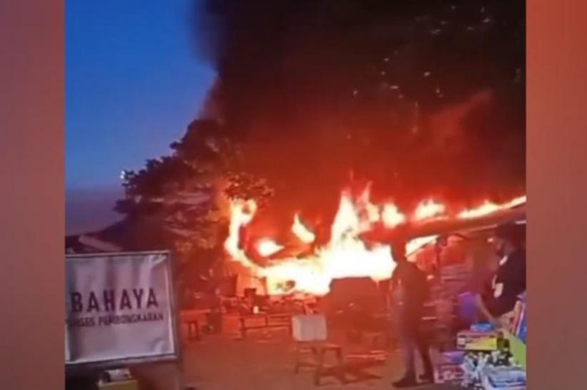 Kebakaran di Pelabuhan Nusantara Raha Muna, 20 Kios Pedagang Ludes Dilahap Api