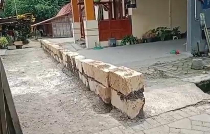 Viral Warga di Blora Nekat Blokade Jalan Desa, Alasannya Bikin Geleng Kepala