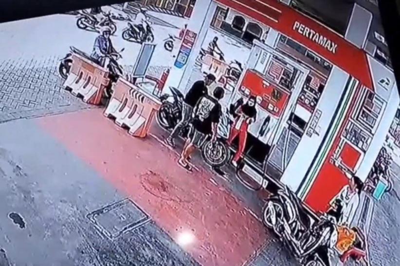 Viral Pria di Gresik Pukuli Pemotor di SPBU gegara Merasa Dipelototi