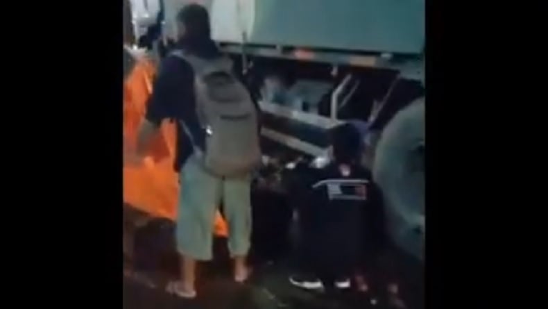 Motor Terpeleset Lumpur Banjir, Remaja Tewas Terlindas Truk Tronton di Pasuruan