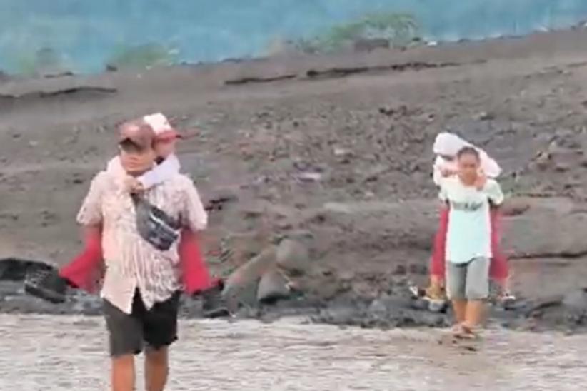Perjuangan Siswa di Kaki Semeru Lumajang, Seberangi Banjir Lahar demi ke Sekolah