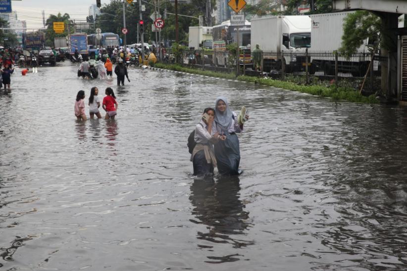 Banjir Rendam Jalan Mangga Dua Jakarta, Aktivitas Warga Sempat Lumpuh - Bagian 3