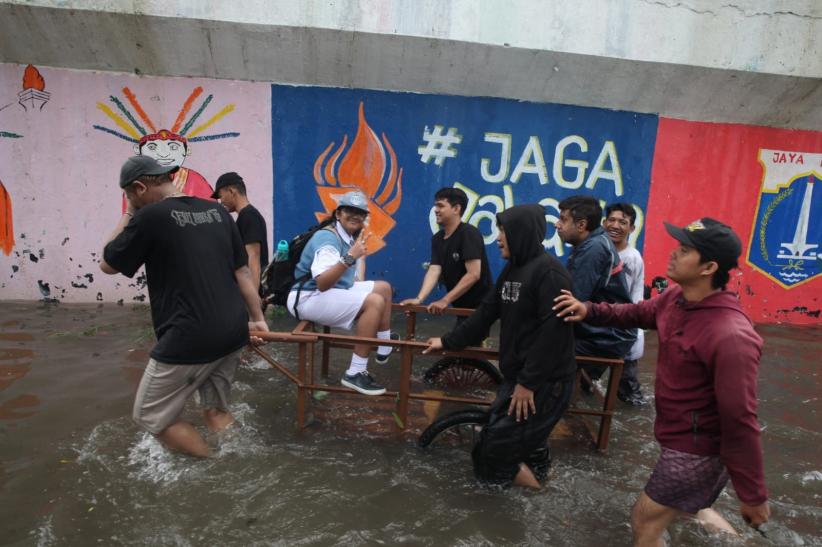 Banjir Rendam Jalan Mangga Dua Jakarta, Aktivitas Warga Sempat Lumpuh - Bagian 5