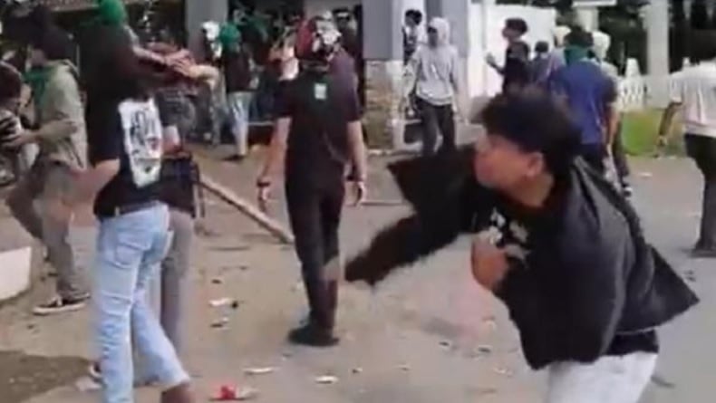 Demo Tuntut Pemekaran Luwu Raya Ricuh, 7 Satpol PP Sulsel Luka Terkena Lemparan Batu