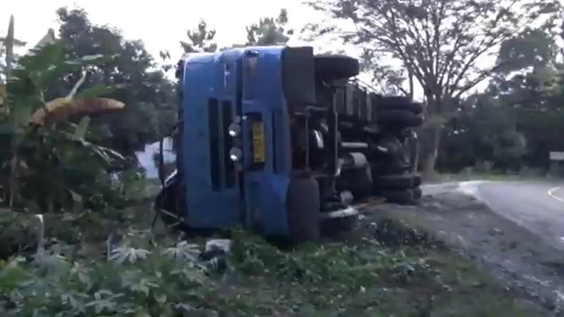 Kecelakaan Beruntun di Sumedang, Truk Hilang Kendali Tabrak 3 Kendaraan hingga 1 Masuk Jurang