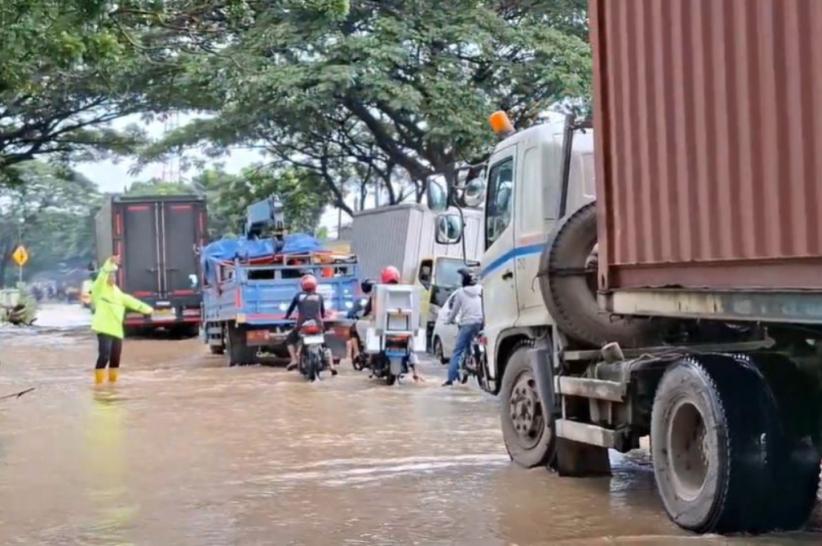 Waspada! Jalur Pantura Pati-Juwana Terendam Banjir, Arus Lalu Lintas Tersendat
