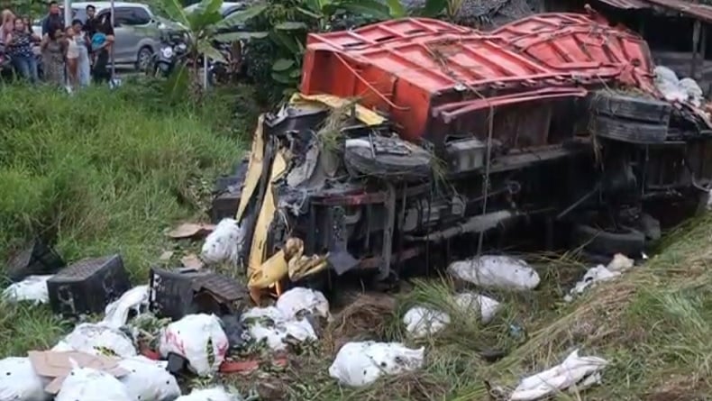 Kecelakaan di Asahan, Truk Terguling Ditabrak KA Putri Deli 