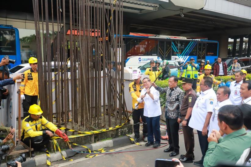 Pramono Anung Didampingi Sutiyoso Pamer Potongan Besi Tiang Monorel - Bagian 1