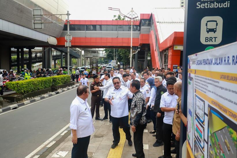 Pramono Anung Didampingi Sutiyoso Pamer Potongan Besi Tiang Monorel - Bagian 4