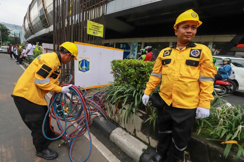Tiang Besi Monorel Rasuna Said Mulai Dibongkar    - Bagian 4