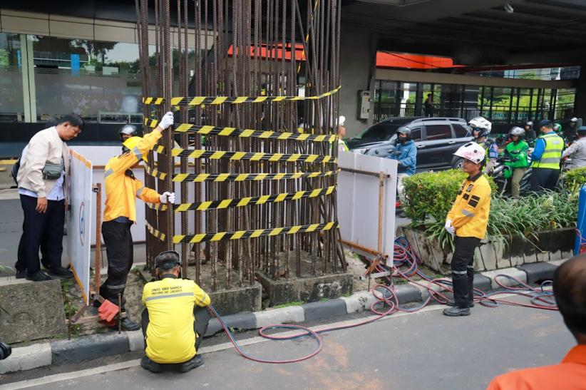 Tiang Besi Monorel Rasuna Said Mulai Dibongkar    - Bagian 3