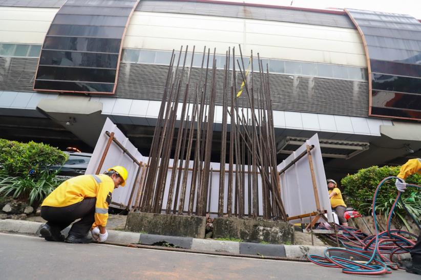 Tiang Besi Monorel Rasuna Said Mulai Dibongkar    - Bagian 2