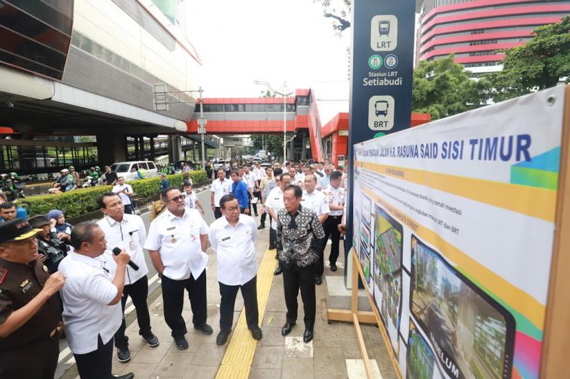 Pramono Anung Didampingi Sutiyoso Pamer Potongan Besi Tiang Monorel - Bagian 2