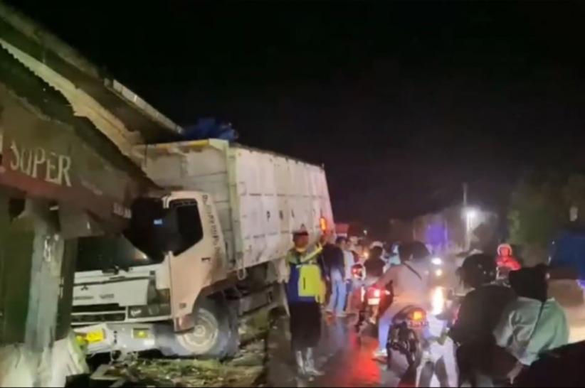 Kecelakaan di Rangkasbitung Lebak, Truk Rem Blong Tabrak Toko di Jalan Menurun