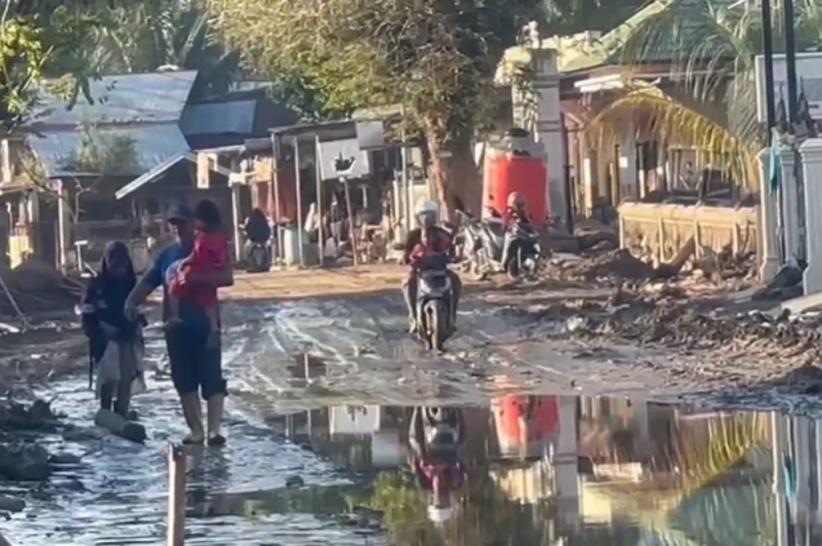 Perjuangan Siswa di 4 Pidie Jaya, Menembus Lumpur Tebal Pascabanjir Demi Sekolah