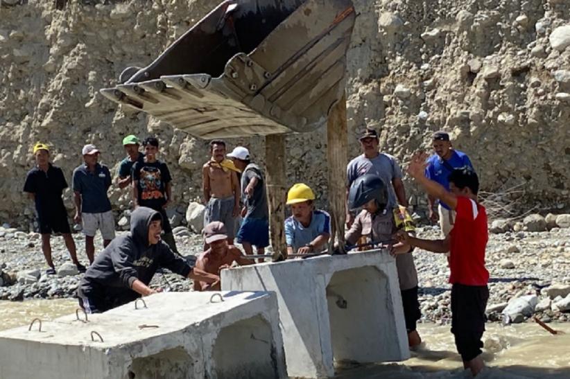 Tangani Banjir Donggala, Polri dan TNI Buka Akses Jalan hingga Bantu Bersihkan Rumah Warga