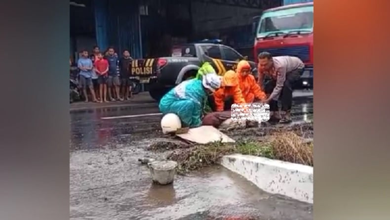 Konvoi Rombongan Sekuriti Kecelakaan di Jombang, 1 Orang Tewas Terlindas Truk