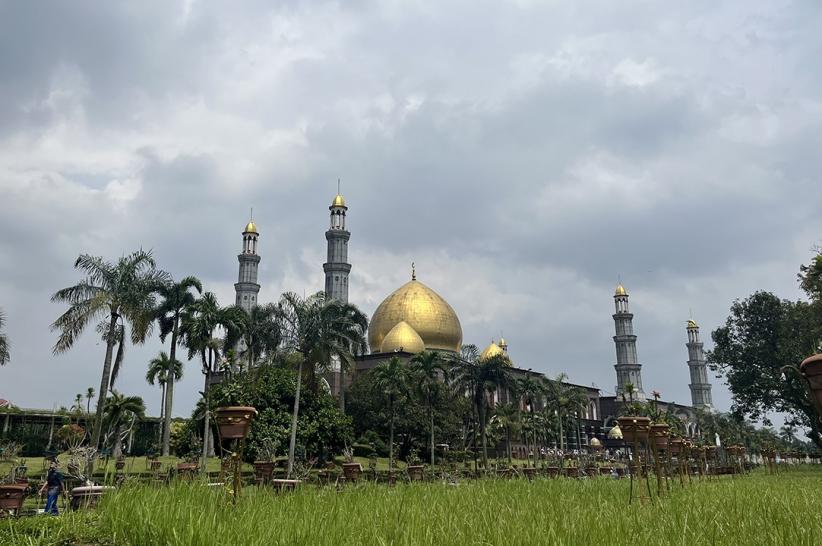 Libur Isra Mikraj, Masjid Kubah Emas Depok Dipadati Jemaah - Bagian 6