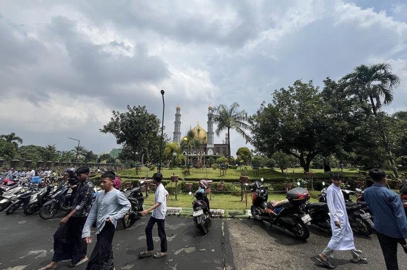 Libur Isra Mikraj, Masjid Kubah Emas Depok Dipadati Jemaah - Bagian 5
