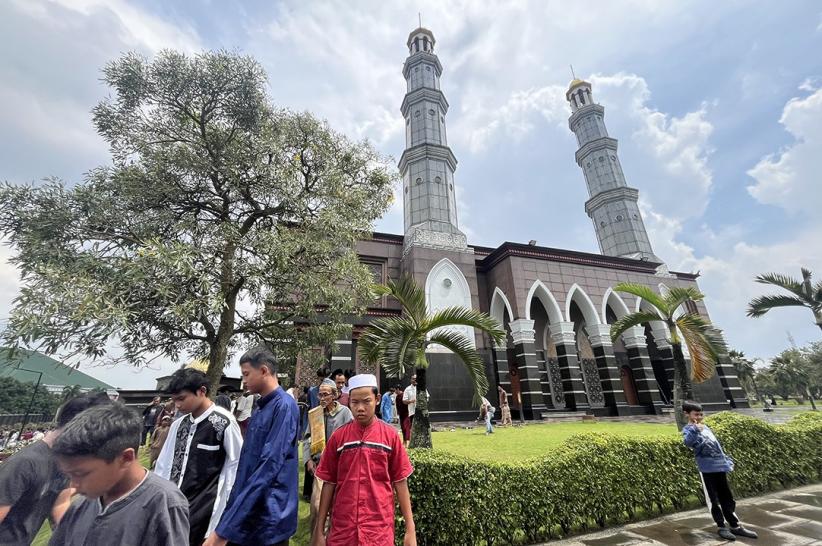 Libur Isra Mikraj, Masjid Kubah Emas Depok Dipadati Jemaah - Bagian 4