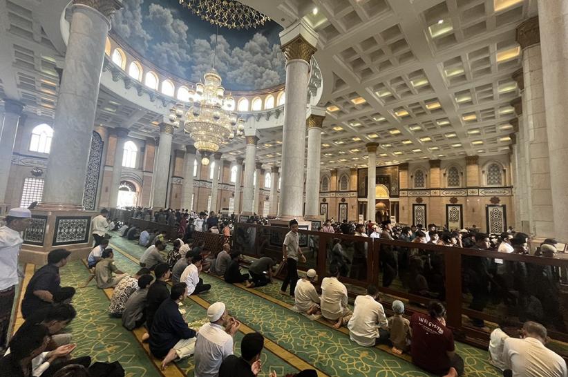 Libur Isra Mikraj, Masjid Kubah Emas Depok Dipadati Jemaah - Bagian 3
