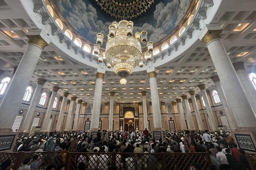 Libur Isra Mikraj, Masjid Kubah Emas Depok Dipadati Jemaah - Bagian 2