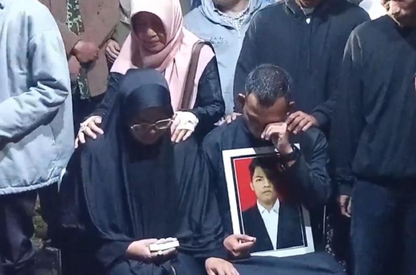 Isak Tangis Iringi Pemakaman Syafiq Ali, Pendaki yang Ditemukan Tewas di Gunung Slamet