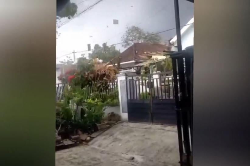Detik-Detik Puting Beliung Terbangkan Puluhan Atap Rumah Warga di Probolinggo