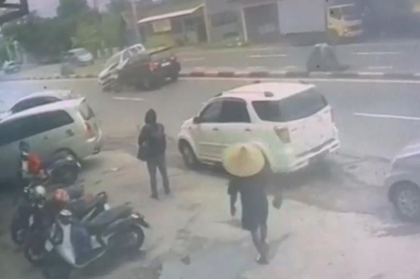 Terekam CCTV! Detik-Detik Kecelakaan Beruntun Libatkan 3 Mobil di Maros