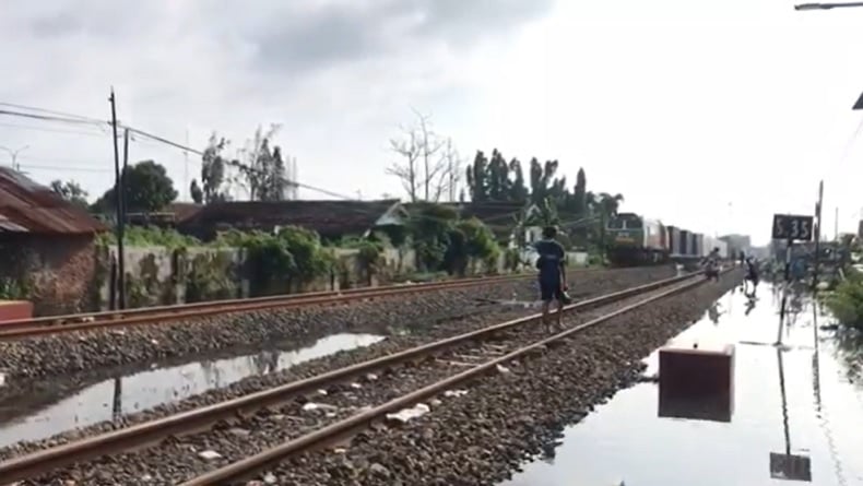Banjir Mulai Surut, Rel KA Pekalongan–Sragi Kembali Bisa Dilewati dengan Kecepatan Terbatas