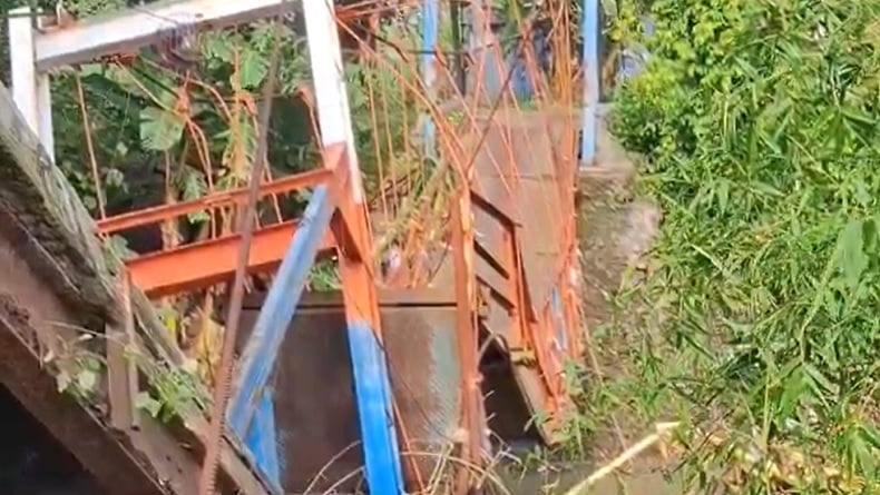 Jembatan Ambruk Diterjang Banjir di Probolinggo, Bocah Tewas Terpeleset ke Sungai