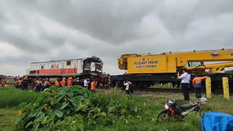 6 Perjalanan Kereta Terganggu Akibat Tabrakan Menoreh dengan Truk Tangki di Cirebon