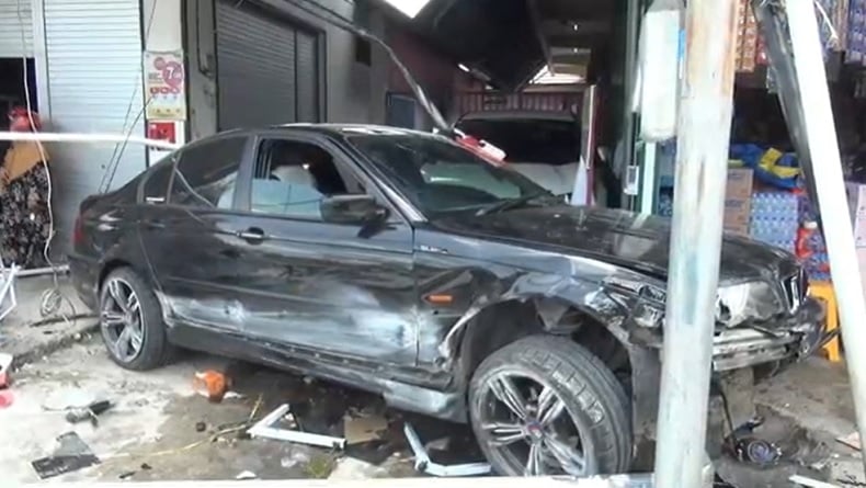 Kecelakaan di Palangka Raya Terekam CCTV, BMW Tabrak Tiang Baliho dan Lapak Pedagang Es