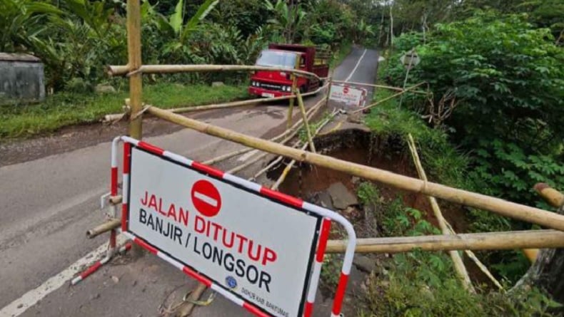 Jembatan Kali Dekem Longsor, Akses Wisata Baturraden–Melung Terancam Lumpuh