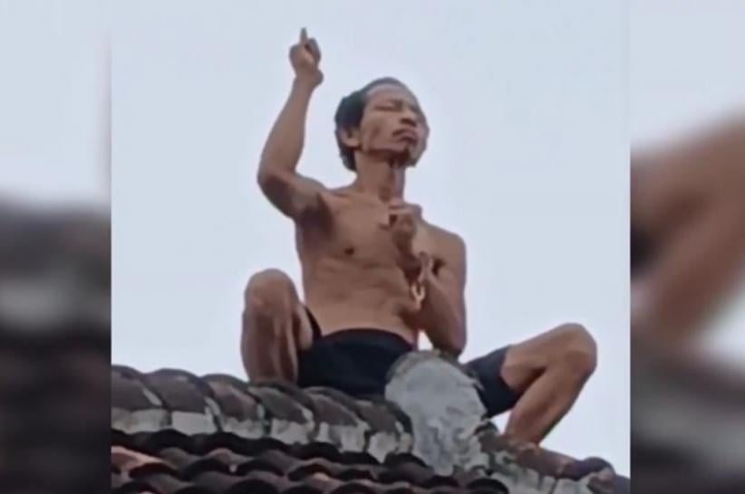 Heboh! ODGJ Bersenjata Pisau Mengamuk di Lampung Timur, Naik Atap Rumah Warga
