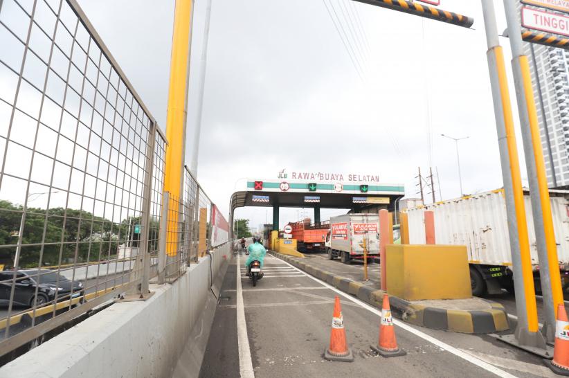Momen Pengendara Motor Masuk Jalan Tol untuk Hindari Banjir Cengkareng - Bagian 3