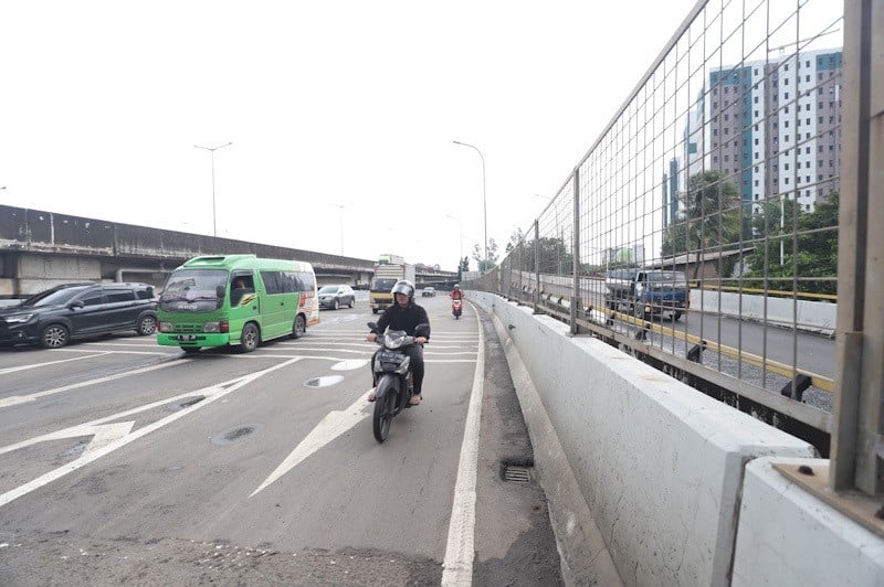 Momen Pengendara Motor Masuk Jalan Tol untuk Hindari Banjir Cengkareng - Bagian 2