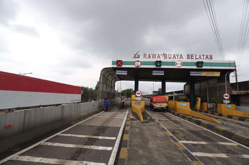 Momen Pengendara Motor Masuk Jalan Tol untuk Hindari Banjir Cengkareng - Bagian 4