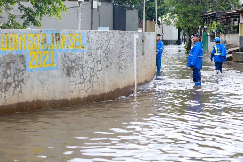 Air Kali Lebih Tinggi dari Permukiman Warga, Pondok Karya Terendam Banjir - Bagian 3